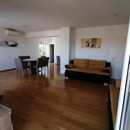 Apartman Tina *